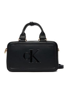 Calvin Klein Torebka Bold Ck Bauletto Crossbody LV04F3411G Czarny - id: 8721224848187 - marki Calvin Klein - 187051774 Calvin Klein Torebka Bold Ck Bauletto Crossbody LV04F3411G Czarny ze sklepu MODIVO w kategorii Kuferki - zdjęcie 187051774
