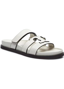 TORY BURCH Skórzane klapki INES - id: TO251W000034104 - marki Tory Burch - 187058361 TORY BURCH Skórzane klapki INES ze sklepu Gomez Fashion Store w kategorii Klapki damskie - zdjęcie 187058361