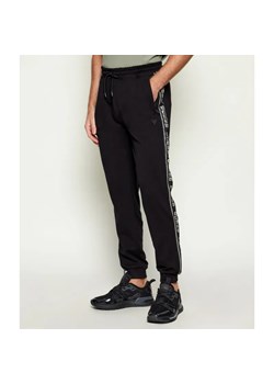 GUESS ACTIVE Spodnie dresowe NEW ARLO | Regular Fit - id: GV224M000004046 - marki Guess - 187201162 GUESS ACTIVE Spodnie dresowe NEW ARLO | Regular Fit ze sklepu Gomez Fashion Store w kategorii Spodnie męskie - zdjęcie 187201162