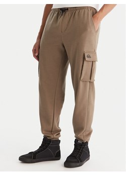 Quiksilver Spodnie dresowe Cargo Fleece EQYFB03401 Khaki Regular Fit ze sklepu MODIVO w kategorii Spodnie męskie - zdjęcie 187201294
