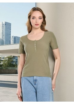 Sinsay - Prążkowana koszulka z guzikami - khaki - id: 501EU-87X - marki Sinsay - 187203933 Sinsay - Prążkowana koszulka z guzikami - khaki ze sklepu Sinsay w kategorii Bluzki damskie - zdjęcie 187203933