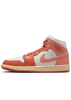 Buty damskie Nike Air Jordan 1 Mid BQ6472-180 - biało-pomarańczowe - id: 3241335 - marki Jordan - 187210672 Buty damskie Nike Air Jordan 1 Mid BQ6472-180 - biało-pomarańczowe ze sklepu streetstyle24.pl w kategorii Buty sportowe damskie - zdjęcie 187210672