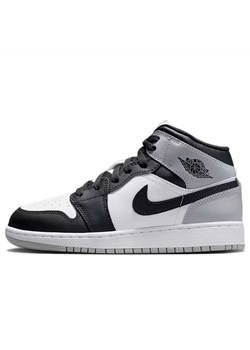 Buty młodzieżowe Nike Air Jordan 1 Mid DQ8423-101 - biało-czarne - id: 3241331 - marki Jordan - 187210681 Buty młodzieżowe Nike Air Jordan 1 Mid DQ8423-101 - biało-czarne ze sklepu streetstyle24.pl w kategorii Buty sportowe dziecięce - zdjęcie 187210681