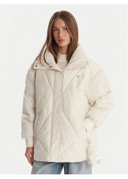 Guess Kurtka zimowa V5BL13 WHHZ2 Écru Regular Fit ze sklepu MODIVO w kategorii Kurtki damskie - zdjęcie 187213690