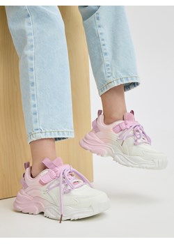 Reserved - Lekkie sneakersy z imitacji skóry - biały - id: 641DL-00X - marki Reserved - 187223013 Reserved - Lekkie sneakersy z imitacji skóry - biały ze sklepu Reserved w kategorii Buty sportowe dziecięce - zdjęcie 187223013