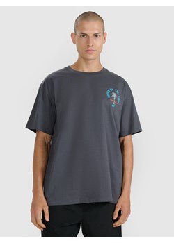 Męski t-shirt z nadrukiem oversize 4F 4FRSS25TTSHM2990 - szary - id: 291800 - marki 4F - 187226194 Męski t-shirt z nadrukiem oversize 4F 4FRSS25TTSHM2990 - szary ze sklepu Sportstylestory.com w kategorii T-shirty męskie - zdjęcie 187226194