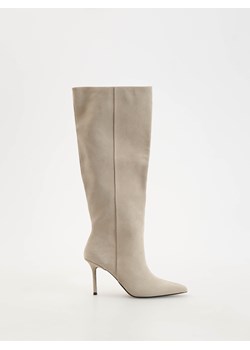Reserved - Zamszowe kozaki na obcasie - jasnoszary ze sklepu Reserved w kategorii Kozaki damskie - zdjęcie 187234503