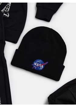 Sinsay - Czapka beanie NASA - czarny - id: 396GG-99X - marki Sinsay - 187239203 Sinsay - Czapka beanie NASA - czarny ze sklepu Sinsay w kategorii Czapki zimowe męskie - zdjęcie 187239203