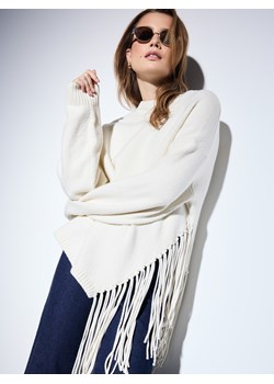 Mohito - Sweter z frędzlami - kremowy - id: 568EQ-01X - marki Mohito - 187241901 Mohito - Sweter z frędzlami - kremowy ze sklepu Mohito w kategorii Swetry damskie - zdjęcie 187241901