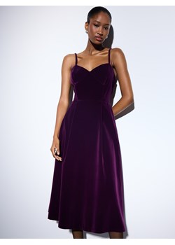 Mohito - Welurowa fioletowa sukienka midi - ciemny fiolet - id: 656HB-49X - marki Mohito - 187241983 Mohito - Welurowa fioletowa sukienka midi - ciemny fiolet ze sklepu Mohito w kategorii Sukienki - zdjęcie 187241983