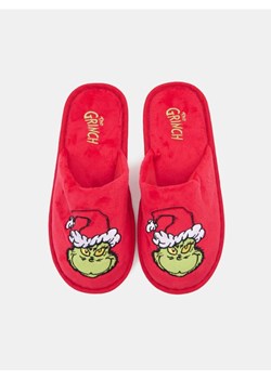 Sinsay - Ciepłe kapcie z motywem świątecznym Grinch - czerwony - id: 867EU-33X - marki Sinsay - 187246241 Sinsay - Ciepłe kapcie z motywem świątecznym Grinch - czerwony ze sklepu Sinsay w kategorii Kapcie damskie - zdjęcie 187246241