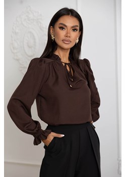 BLUZKA Z FALBANKĄ POD SZYJĄ I NA RĘKAWACH- CZEKOLADOWA - id: 20644 - marki Olika - 187249861 BLUZKA Z FALBANKĄ POD SZYJĄ I NA RĘKAWACH- CZEKOLADOWA ze sklepu olika.com.pl w kategorii Bluzki damskie - zdjęcie 187249861