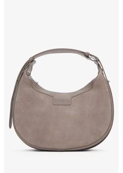 Estro: Beżowa torebka damska typu półksiężyc z weluru naturalnego - id: 15271221920092 - marki Estro - 187250123 Estro: Beżowa torebka damska typu półksiężyc z weluru naturalnego ze sklepu Estro w kategorii Torebki damskie - zdjęcie 187250123