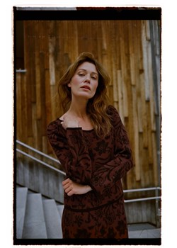 Sweter w roślinny wzór brązowy - id: 32278 - marki Moodo.pl - 187250432 Sweter w roślinny wzór brązowy ze sklepu Moodo.pl w kategorii Swetry damskie - zdjęcie 187250432