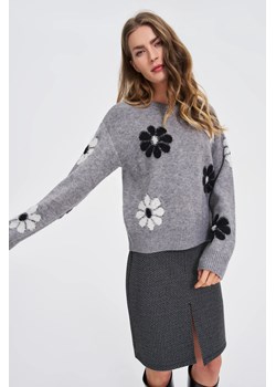 Sweter w kwiaty szary - id: 32279 - marki Moodo.pl - 187250462 Sweter w kwiaty szary ze sklepu Moodo.pl w kategorii Swetry damskie - zdjęcie 187250462