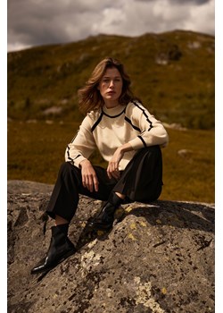 Sweter z półgolfem beżowy - id: 32268 - marki Moodo.pl - 187250470 Sweter z półgolfem beżowy ze sklepu Moodo.pl w kategorii Swetry damskie - zdjęcie 187250470