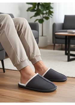 Sinsay - Kapcie ze sztucznym futerkiem - szary - id: 049EM-90X - marki Sinsay - 187259064 Sinsay - Kapcie ze sztucznym futerkiem - szary ze sklepu Sinsay w kategorii Kapcie męskie - zdjęcie 187259064