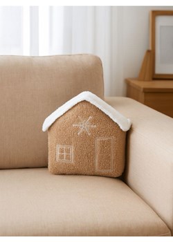 Sinsay - Poduszka dekoracyjna w kształcie chatki z piernika - wielobarwny - id: 106GJ-MLC - marki Sinsay - 187259073 Sinsay - Poduszka dekoracyjna w kształcie chatki z piernika - wielobarwny ze sklepu Sinsay w kategorii Poduszki dekoracyjne - zdjęcie 187259073