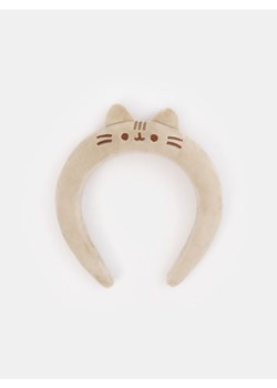 Sinsay - Opaska na głowę Pusheen - beżowy - id: 816GE-08X - marki Sinsay - 187259151 Sinsay - Opaska na głowę Pusheen - beżowy ze sklepu Sinsay w kategorii Opaski damskie - zdjęcie 187259151