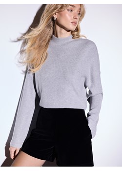 Mohito - Szara bluzka z metaliczną nitką - szary - id: 839HJ-09L - marki Mohito - 187260113 Mohito - Szara bluzka z metaliczną nitką - szary ze sklepu Mohito w kategorii Bluzki damskie - zdjęcie 187260113