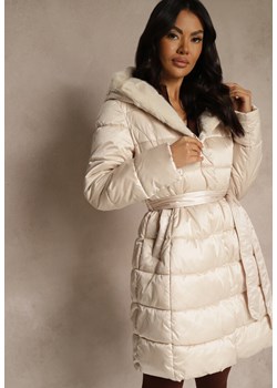 Beżowa Pikowana Kurtka z Nieodpinanym Kapturem o Długim Kroju z Paskiem Lidassea - id: JHD-850394-42-BEIGE - marki Renee - 187263354 Beżowa Pikowana Kurtka z Nieodpinanym Kapturem o Długim Kroju z Paskiem Lidassea ze sklepu renee.pl w kategorii Kurtki damskie - zdjęcie 187263354