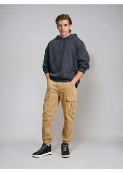 Sinsay - Jeansy regular jogger cargo - żółty - id: 452FB-18X - marki Sinsay - 187266323 Sinsay - Jeansy regular jogger cargo - żółty ze sklepu Sinsay w kategorii Spodnie męskie - zdjęcie 187266323