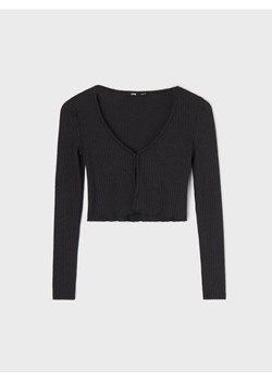Sinsay - Prążkowana bluzka z długim rękawem typu crop z dekoltem V i zapięciem - czarny - id: 7766J-99X - marki Sinsay - 187266453 Sinsay - Prążkowana bluzka z długim rękawem typu crop z dekoltem V i zapięciem - czarny ze sklepu Sinsay w kategorii Swetry damskie - zdjęcie 187266453