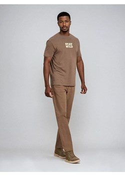 Sinsay - Bawełniana koszulka z napisem - brązowy - id: 834GP-84X - marki Sinsay - 187266503 Sinsay - Bawełniana koszulka z napisem - brązowy ze sklepu Sinsay w kategorii T-shirty męskie - zdjęcie 187266503