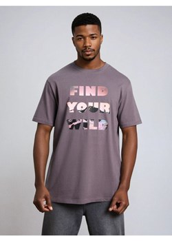 Sinsay - Bawełniana koszulka z napisem - fioletowy - id: 858GP-45X - marki Sinsay - 187266513 Sinsay - Bawełniana koszulka z napisem - fioletowy ze sklepu Sinsay w kategorii T-shirty męskie - zdjęcie 187266513