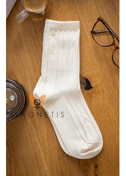 Kremowe skarpetki damskie z fakturowanym motywem YN-5039, Kolor kremowy, Rozmiar uniwersalny, Magnetis ze sklepu Primodo w kategorii Skarpetki damskie - zdjęcie 187271643