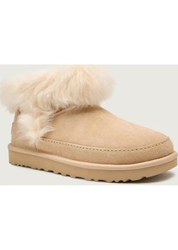 UGG Śniegowce W CLASSIC ULTRA MINI CHALET | shearling | zamsz - id: UG255W000040321 - marki UGG - 187274054 UGG Śniegowce W CLASSIC ULTRA MINI CHALET | shearling | zamsz ze sklepu Gomez Fashion Store w kategorii Śniegowce damskie - zdjęcie 187274054