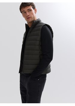 Reserved - Lekka pikowana kamizelka puchowa - zielony - id: 399GQ-87X - marki Reserved - 187275371 Reserved - Lekka pikowana kamizelka puchowa - zielony ze sklepu Reserved w kategorii Kamizelki męskie - zdjęcie 187275371