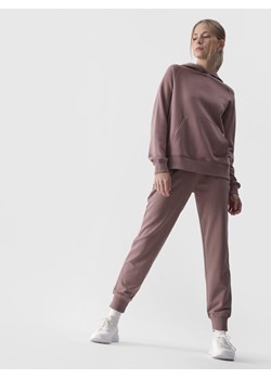 Damskie spodnie dresowe joggery 4F 4FWMM00TTROF0945 - beżowe - id: 345503 - marki 4F - 187277382 Damskie spodnie dresowe joggery 4F 4FWMM00TTROF0945 - beżowe ze sklepu Sportstylestory.com w kategorii Spodnie damskie - zdjęcie 187277382