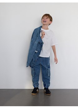 Reserved - Jeansy jogger z kieszeniami - niebieski - id: 484CJ-55J - marki Reserved - 187278391 Reserved - Jeansy jogger z kieszeniami - niebieski ze sklepu Reserved w kategorii Spodnie chłopięce - zdjęcie 187278391
