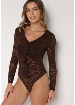 Brązowe Koronkowe Body z Falbanką Vidane - id: 401621 - marki born2be - 187278633 Brązowe Koronkowe Body z Falbanką Vidane ze sklepu born2be.pl w kategorii Body damskie - zdjęcie 187278633