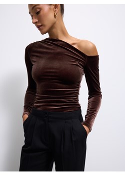 Mohito - Welurowa brązowa bluzka - brązowy - id: 843HJ-88X - marki Mohito - 187279372 Mohito - Welurowa brązowa bluzka - brązowy ze sklepu Mohito w kategorii Bluzki damskie - zdjęcie 187279372
