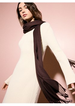 Mohito - Czekoladowy szalik z wiskozy - ciemnobrązowy - id: 928GX-89X - marki Mohito - 187279391 Mohito - Czekoladowy szalik z wiskozy - ciemnobrązowy ze sklepu Mohito w kategorii Szaliki i chusty damskie - zdjęcie 187279391