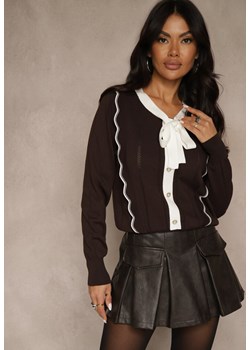 Brązowy Sweter z Wiskozą z Ozdobnymi Guzikami i Kokardą w Stylu Retro Miaraine - id: MCY05670-448-COFFEE - marki Renee - 187279781 Brązowy Sweter z Wiskozą z Ozdobnymi Guzikami i Kokardą w Stylu Retro Miaraine ze sklepu renee.pl w kategorii Swetry damskie - zdjęcie 187279781