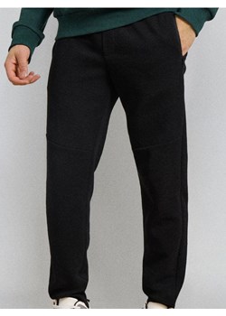 Sinsay - Strukturalne spodnie regular fit - czarny - id: 017EV-99X - marki Sinsay - 187280663 Sinsay - Strukturalne spodnie regular fit - czarny ze sklepu Sinsay w kategorii Spodnie męskie - zdjęcie 187280663