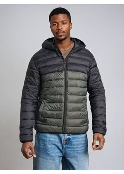 Sinsay - Pikowana kurtka puffer z kapturem - khaki - id: 6944C-87X - marki Sinsay - 187280772 Sinsay - Pikowana kurtka puffer z kapturem - khaki ze sklepu Sinsay w kategorii Kurtki męskie - zdjęcie 187280772