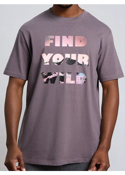 Sinsay - Bawełniana koszulka z napisem - fioletowy - id: 858GP-45X - marki Sinsay - 187280801 Sinsay - Bawełniana koszulka z napisem - fioletowy ze sklepu Sinsay w kategorii T-shirty męskie - zdjęcie 187280801