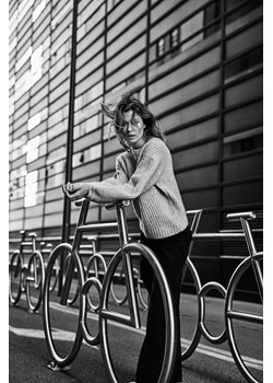 Sweter z perełkami beżowy - id: 32285 - marki Moodo.pl - 187285013 Sweter z perełkami beżowy ze sklepu Moodo.pl w kategorii Swetry damskie - zdjęcie 187285013