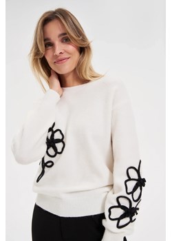 Sweter z aplikacją biały - id: 32283 - marki Moodo.pl - 187285032 Sweter z aplikacją biały ze sklepu Moodo.pl w kategorii Swetry damskie - zdjęcie 187285032