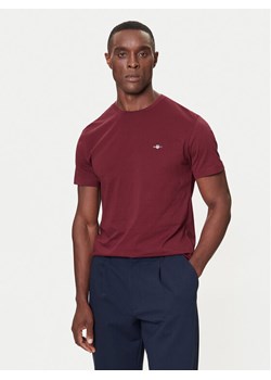 Gant T-Shirt Shield 2003184 Bordowy Regular Fit ze sklepu MODIVO w kategorii T-shirty męskie - zdjęcie 187285720