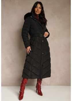 Czarna Zimowa Kurtka Pikowana o Długim Kroju z Paskiem i Kapturem z Futrem Retarda ze sklepu renee.pl w kategorii Kurtki damskie - zdjęcie 187289573