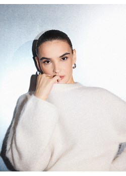 Mohito - Sweter z wełną i moherem - kremowy - id: 507EQ-01X - marki Mohito - 187289862 Mohito - Sweter z wełną i moherem - kremowy ze sklepu Mohito w kategorii Swetry damskie - zdjęcie 187289862