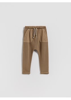 Reserved - Spodnie regular fit - brązowy - id: 072FO-84X - marki Reserved - 187290394 Reserved - Spodnie regular fit - brązowy ze sklepu Reserved w kategorii Spodnie chłopięce - zdjęcie 187290394