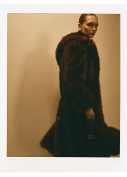 Reserved - Płaszcz ze sztucznego futra z paskiem - brązowy ze sklepu Reserved w kategorii Płaszcze damskie - zdjęcie 187290680