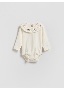 Reserved - Bawełniane body z haftem - złamana biel ze sklepu Reserved w kategorii Body niemowlęce - zdjęcie 187290992