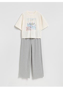 Reserved - Dwuczęściowa piżama z nadrukiem - jasnoszary - id: 998HD-09X - marki Reserved - 187291171 Reserved - Dwuczęściowa piżama z nadrukiem - jasnoszary ze sklepu Reserved w kategorii Piżamy damskie - zdjęcie 187291171